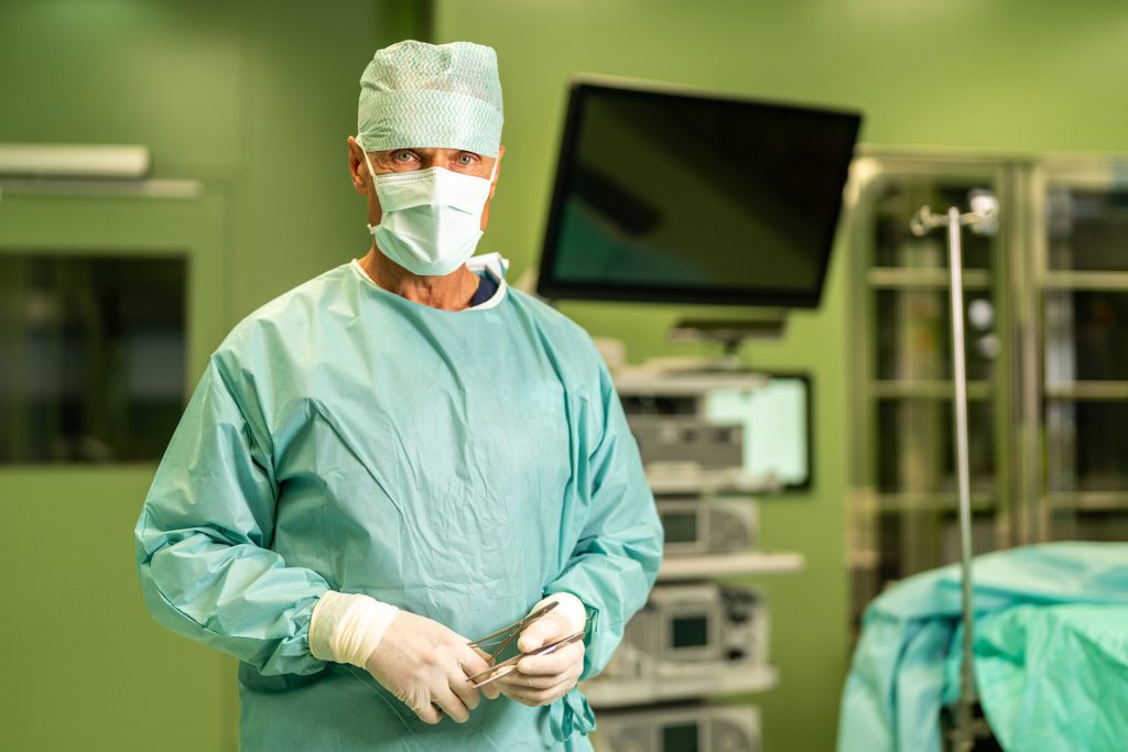 Operatér v zeleném sále kliniky HR Clinic